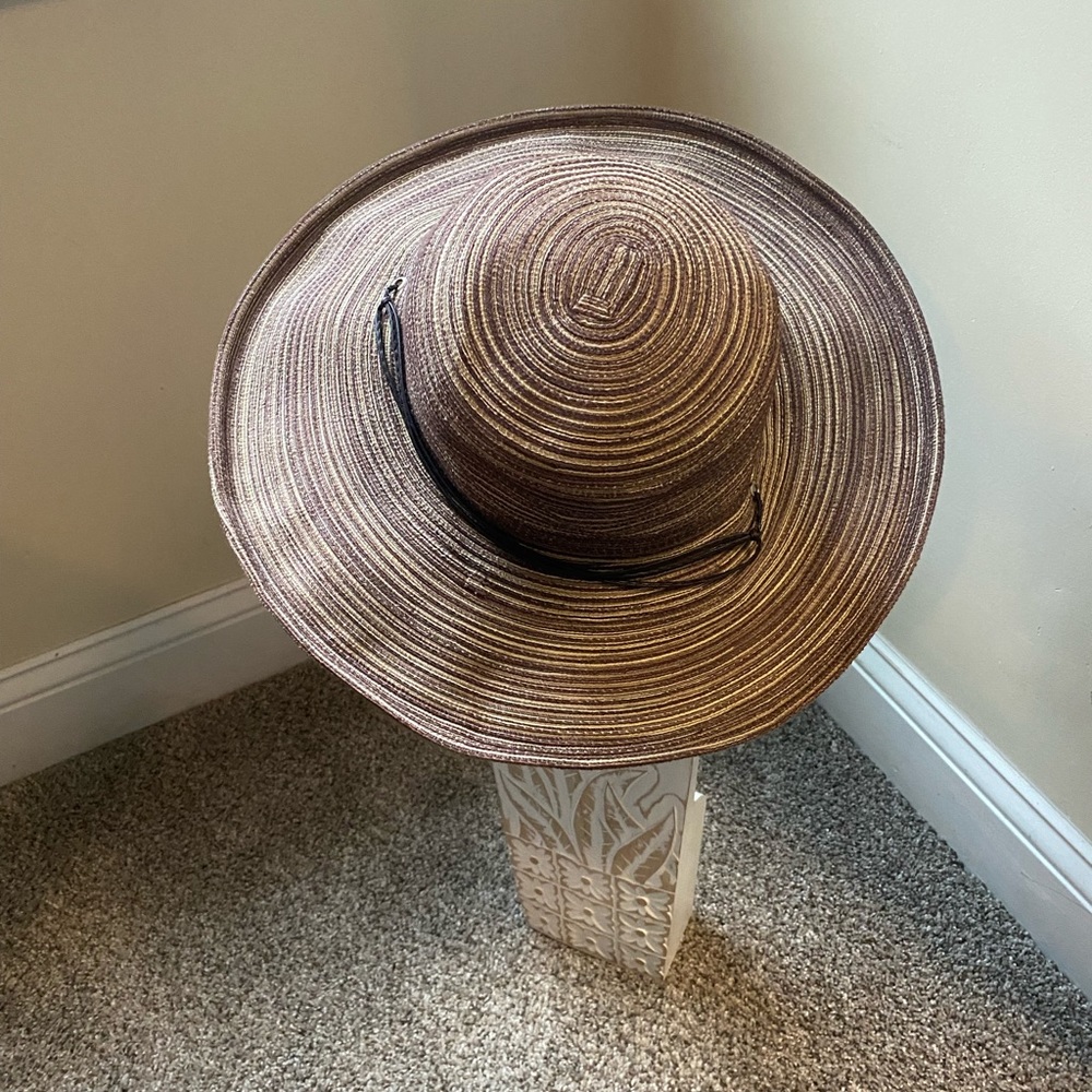 Beach hat - Picture 3 of 3